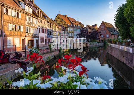 Colmar, Alsazia, Francia. Petite Venezia, canale d'acqua e tradizionali case a graticcio. Colmar è una città affascinante in Alsazia, p. Foto Stock