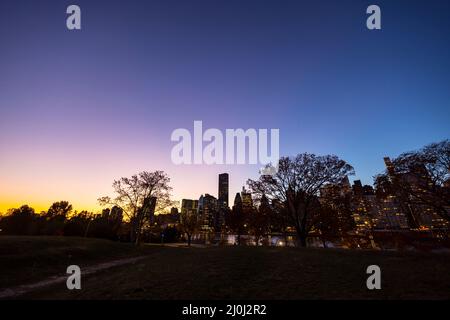 Sunset Glow avvolge il grattacielo Midtown Manhattan di New York Foto Stock