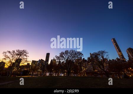 Sunset Glow avvolge il grattacielo Midtown Manhattan di New York Foto Stock