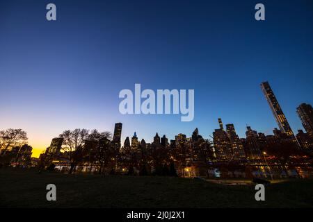 Sunset Glow avvolge il grattacielo Midtown Manhattan di New York Foto Stock