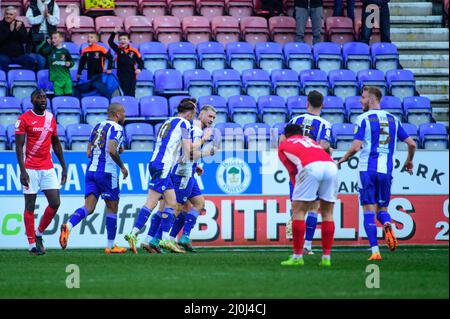 WIGAN, REGNO UNITO. MAR 19th Stephen Humphrys del Wigan Athletic FC segna il quarto obiettivo del gioco del suo lato e celebra con il compagno di squadra durante la partita della Sky Bet League 1 tra Wigan Athletic e Morecambe al DW Stadium di Wigan il sabato 19th marzo 2022. (Credit: Ian Charles | MI News) Credit: MI News & Sport /Alamy Live News Foto Stock