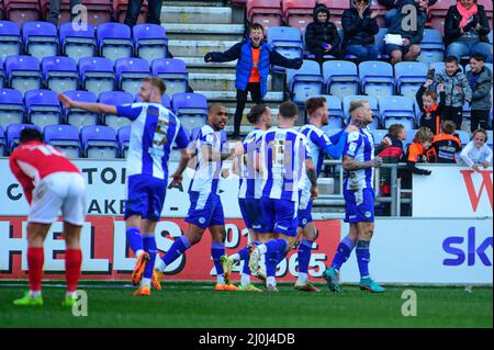 WIGAN, REGNO UNITO. MAR 19th Stephen Humphrys del Wigan Athletic FC segna il quarto obiettivo del gioco del suo lato e celebra con il compagno di squadra durante la partita della Sky Bet League 1 tra Wigan Athletic e Morecambe al DW Stadium di Wigan il sabato 19th marzo 2022. (Credit: Ian Charles | MI News) Credit: MI News & Sport /Alamy Live News Foto Stock