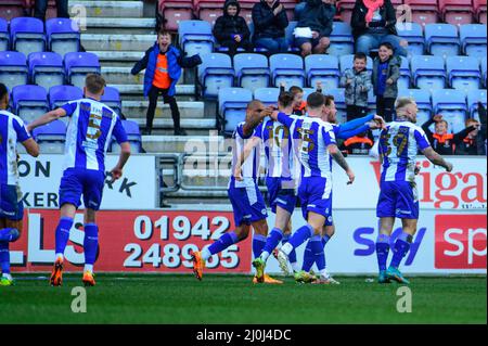 WIGAN, REGNO UNITO. MAR 19th Stephen Humphrys del Wigan Athletic FC segna il quarto obiettivo del gioco del suo lato e celebra con il compagno di squadra durante la partita della Sky Bet League 1 tra Wigan Athletic e Morecambe al DW Stadium di Wigan il sabato 19th marzo 2022. (Credit: Ian Charles | MI News) Credit: MI News & Sport /Alamy Live News Foto Stock