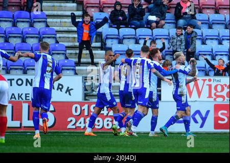 WIGAN, REGNO UNITO. MAR 19th Stephen Humphrys del Wigan Athletic FC segna il quarto obiettivo del gioco del suo lato e celebra con il compagno di squadra durante la partita della Sky Bet League 1 tra Wigan Athletic e Morecambe al DW Stadium di Wigan il sabato 19th marzo 2022. (Credit: Ian Charles | MI News) Credit: MI News & Sport /Alamy Live News Foto Stock