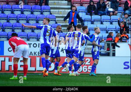 WIGAN, REGNO UNITO. MAR 19th Stephen Humphrys del Wigan Athletic FC segna il quarto obiettivo del gioco del suo lato e celebra con il compagno di squadra durante la partita della Sky Bet League 1 tra Wigan Athletic e Morecambe al DW Stadium di Wigan il sabato 19th marzo 2022. (Credit: Ian Charles | MI News) Credit: MI News & Sport /Alamy Live News Foto Stock