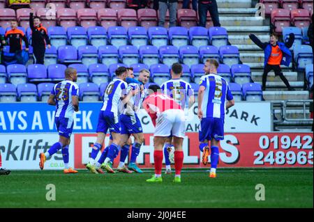 WIGAN, REGNO UNITO. MAR 19th Stephen Humphrys del Wigan Athletic FC segna il quarto obiettivo del gioco del suo lato e celebra con il compagno di squadra durante la partita della Sky Bet League 1 tra Wigan Athletic e Morecambe al DW Stadium di Wigan il sabato 19th marzo 2022. (Credit: Ian Charles | MI News) Credit: MI News & Sport /Alamy Live News Foto Stock