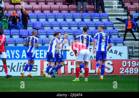 WIGAN, REGNO UNITO. MAR 19th Stephen Humphrys del Wigan Athletic FC segna il quarto obiettivo del gioco del suo lato e celebra con il compagno di squadra durante la partita della Sky Bet League 1 tra Wigan Athletic e Morecambe al DW Stadium di Wigan il sabato 19th marzo 2022. (Credit: Ian Charles | MI News) Credit: MI News & Sport /Alamy Live News Foto Stock