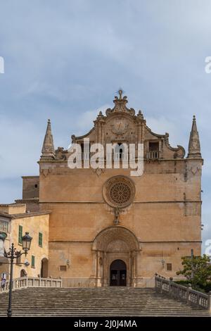 Facciata principale della chiesa parrocchiale di Sant Miquel, nella città maiorchina di Felanitx, Spagna Foto Stock