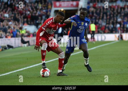 MIDDLESBROUGH, REGNO UNITO. MAR 19th Isaiah Jones di Middlesbrough batte per il possesso con Malang Sarr di Chelsea durante la partita di fa Cup tra Middlesbrough e Chelsea al Riverside Stadium di Middlesbrough sabato 19th marzo 2022. (Credit: Mark Fletcher | MI News) Credit: MI News & Sport /Alamy Live News Foto Stock