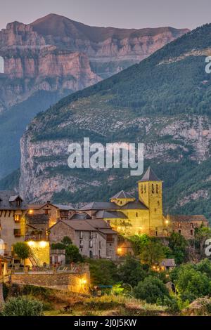 Il bellissimo vecchio villaggio di Torla nel spanisch Pirenei al crepuscolo Foto Stock