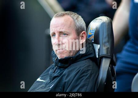 Swansea, Regno Unito. 19th Mar 2022. Lee Bowyer, direttore della città di Birmingham, prima del calcio d'inizio. EFL Skybet Championship Match, Swansea City / Birmingham City allo Stadio Swansea.com di Swansea sabato 19th marzo 2022. Questa immagine può essere utilizzata solo a scopo editoriale. Solo per uso editoriale, licenza richiesta per uso commerciale. Nessun uso in scommesse, giochi o un singolo club/campionato/player pubblicazioni. pic di Lewis Mitchell/Andrew Orchard/Andrew Orchard sport fotografia/Alamy Live news credito: Andrew Orchard sport fotografia/Alamy Live News Foto Stock