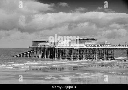 Foto in bianco e nero di Cromer Pier sulla costa nord del Norfolk Foto Stock