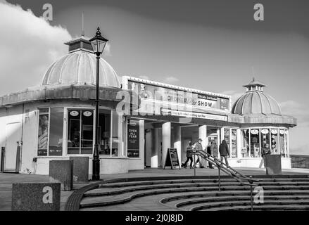 Foto in bianco e nero dell'ingresso al molo di Cromer sulla costa nord del Norfolk Foto Stock