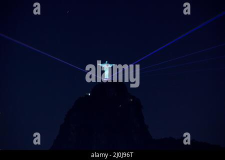 cristo redentore illuminato a Rio de Janeiro, Brasile - 01 marzo 2022: cristo redentore con luce nella celebrazione dell'anniversario del Foto Stock