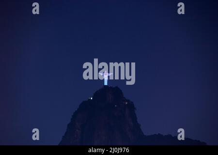 cristo redentore illuminato a Rio de Janeiro, Brasile - 01 marzo 2022: cristo redentore con luce nella celebrazione dell'anniversario del Foto Stock