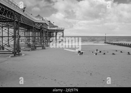 Foto in bianco e nero di Cromer Pier sulla costa nord del Norfolk Foto Stock