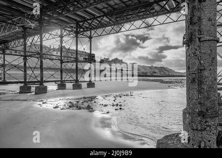 Foto in bianco e nero di Cromer Pier sulla costa nord del Norfolk Foto Stock