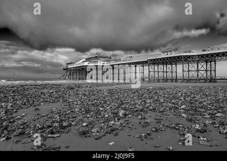 Foto in bianco e nero di Cromer Pier sulla costa nord del Norfolk Foto Stock