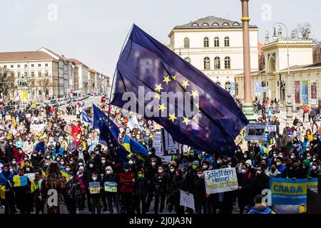 Monaco, Baviera, Germania. 19th Mar 2022. Nonostante gli inizi della ''fatica di guerra'' da parte del pubblico generale, ucraini e bielorussi continuano a dimostrare di sensibilizzare la Russia sulla guerra condotta sulla loro terra. I dimostranti chiedono all'Europa di prestare attenzione ai loro avvertimenti che la Russia non si fermerà all'Ucraina, porterà più sangue con la loro espansione. (Credit Image: © Sachelle Babbar/ZUMA Press Wire) Foto Stock