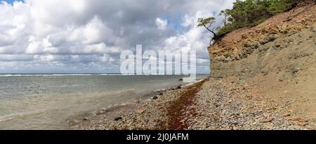 Vista panoramica sul Mar Baltico e sulla costa delle scogliere di Panga sull'isola di Saaremaa, nel nord dell'Estonia Foto Stock