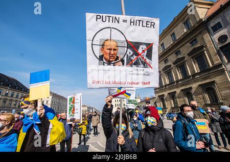 Monaco, Baviera, Germania. 19th Mar 2022. Nonostante gli inizi della ''fatica di guerra'' da parte del pubblico generale, ucraini e bielorussi continuano a dimostrare di sensibilizzare la Russia sulla guerra condotta sulla loro terra. I dimostranti chiedono all'Europa di prestare attenzione ai loro avvertimenti che la Russia non si fermerà all'Ucraina, porterà più sangue con la loro espansione. (Credit Image: © Sachelle Babbar/ZUMA Press Wire) Foto Stock