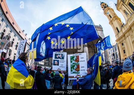 Monaco, Baviera, Germania. 19th Mar 2022. Nonostante gli inizi della ''fatica di guerra'' da parte del pubblico generale, ucraini e bielorussi continuano a dimostrare di sensibilizzare la Russia sulla guerra condotta sulla loro terra. I dimostranti chiedono all'Europa di prestare attenzione ai loro avvertimenti che la Russia non si fermerà all'Ucraina, porterà più sangue con la loro espansione. (Credit Image: © Sachelle Babbar/ZUMA Press Wire) Foto Stock