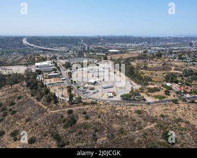 Vista aerea di piccoli sentieri nella valle di Mission City e Serra Mesa nella contea di San Diego Foto Stock