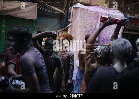 Dhaka, Bangladesh. 19th Mar 2022. I devoti indù furono visti per celebrare il 'Dol Jatra' (noto anche come 'Holi') nella Vecchia Dhaka, Bangladesh il 19th marzo 2022. (Credit Image: © Md. Rakibul Hasan/ZUMA Press Wire) Foto Stock