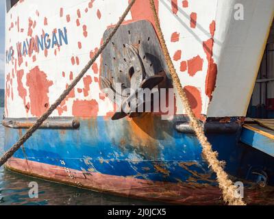 Ambon Maluku, Indonesia - Feb, 2018: Porto di Ambon Island e grandi traghetti in attesa nel porto per il trasporto di persone e automobili. Asia Foto Stock