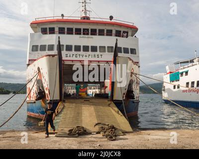 Ambon Maluku, Indonesia - Feb, 2018: Porto di Ambon Island e grandi traghetti in attesa nel porto per il trasporto di persone e automobili. Asia Foto Stock