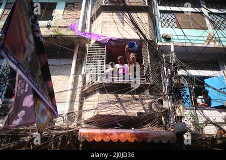 Dhaka, Bangladesh. 19th Mar 2022. I devoti indù furono visti per celebrare il 'Dol Jatra' (noto anche come 'Holi') nella Vecchia Dhaka, Bangladesh il 19th marzo 2022. (Credit Image: © Md. Rakibul Hasan/ZUMA Press Wire) Foto Stock