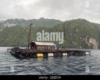 Maluku centrale, Indonesia Febbraio, 2018: Piattaforma di pesca chiamata Bagang al mare di banda vicino all'isola di Seram. BAGANG è uno strumento per la cattura del pesce in mare, Foto Stock