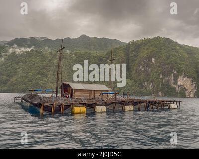 Maluku centrale, Indonesia Febbraio, 2018: Piattaforma di pesca chiamata Bagang al mare di banda vicino all'isola di Seram. BAGANG è uno strumento per la cattura del pesce in mare, Foto Stock