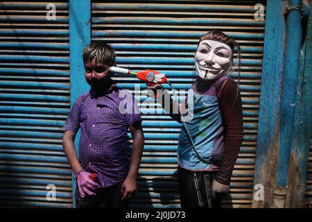 Dhaka, Bangladesh. 19th Mar 2022. I devoti indù furono visti per celebrare il 'Dol Jatra' (noto anche come 'Holi') nella Vecchia Dhaka, Bangladesh il 19th marzo 2022. (Credit Image: © Md. Rakibul Hasan/ZUMA Press Wire) Foto Stock