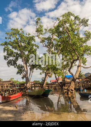 Kaimana, Papua Occidentale, Penisola di Bird's Head, Indonesia - Febbraio 2018: Case a palafitte nella cittadina shanty sulle rive della Baia di Arguni. Foto Stock