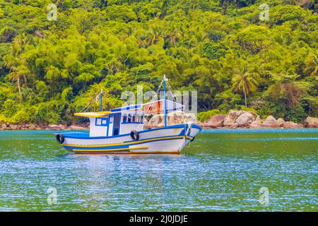Barche navi Barca Mangrove e Pooso spiaggia Ilha Grande Brasile. Foto Stock