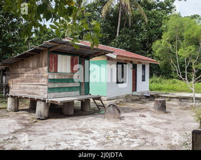 Kensi, Arguni, Indonesia - 01 febbraio 2018: Case colorate in legno in un piccolo villaggio nella foresta tropicale indonesiana. Bird's Head Peninsula, ovest Foto Stock