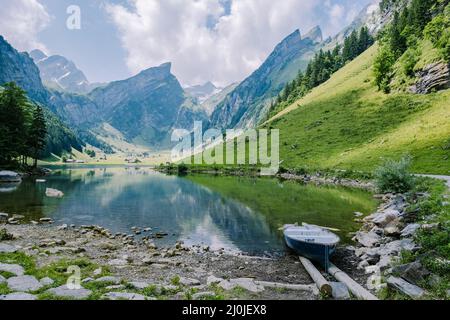 Lago di Seealpsee vicino ad Appenzell nelle Alpi svizzere, Ebenalp, Svizzera Foto Stock