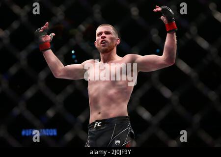 LONDRA, REGNO UNITO. MAR 19th Jack Shore festeggia dopo aver battuto Timur Valiev per decisione unanime durante la notte di lotta UFC 204 alla O2 Arena di Greenwich sabato 19th marzo 2022. (Credit: Kieran Riley | MI News) Credit: MI News & Sport /Alamy Live News Foto Stock