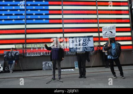 I gruppi attivisti si sono riuniti insieme ai veterani riuniti a Times Square a New York City chiedendo di fermare la guerra in tutto il mondo, il 19 marzo 2022. Foto Stock