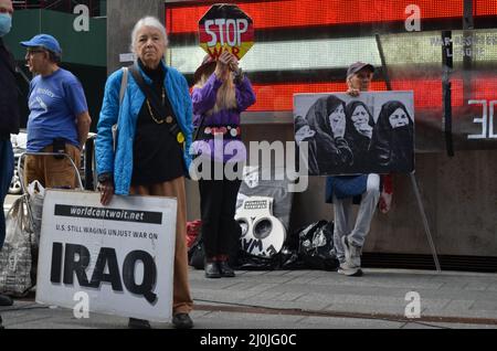 I gruppi attivisti si sono riuniti insieme ai veterani riuniti a Times Square a New York City chiedendo di fermare la guerra in tutto il mondo, il 19 marzo 2022. Foto Stock