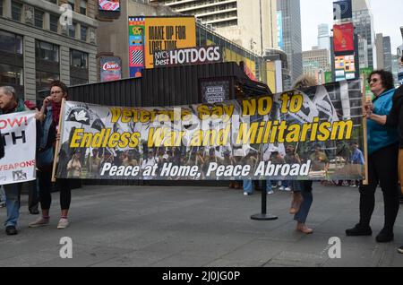 I gruppi attivisti si sono riuniti insieme ai veterani riuniti a Times Square a New York City chiedendo di fermare la guerra in tutto il mondo, il 19 marzo 2022. Foto Stock