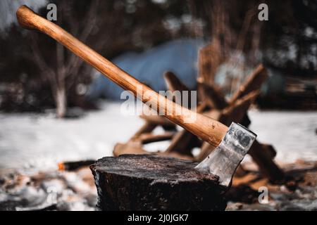 AX nel registro. AX bloccato in un ceppo di albero Foto Stock