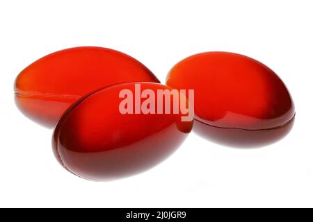 capsule di olio di krill isolate su sfondo bianco Foto Stock