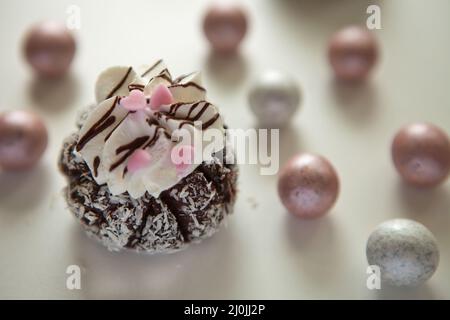 palla al tartufo al rum con caramelle. Cocco fatto in casa senza biscotti al forno da cioccolato e fiocchi di cocco Foto Stock