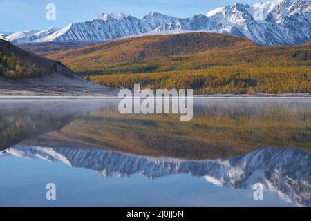 Altai lago Dzhangyskol sul altopiano montano Eshtykel. Nebbia mattutina sull'acqua. Altai, Siberia, Russia Foto Stock