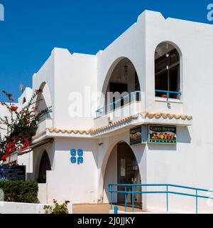 PISSOURI, CIPRO, GRECIA - LUGLIO 20 : Vista della banca Co-op a Pissouri, Cipro il 20 luglio 2009 Foto Stock