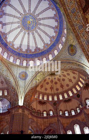 Soffitto e interno della Moschea Blu di Istanbul con i suoi mosaici colorati Foto Stock