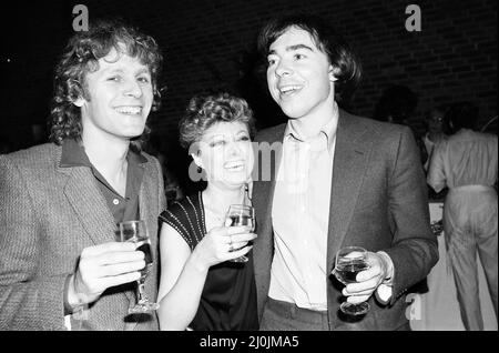 Serata di apertura dopo show party, per cast e troupe di Cats, un musical basato sul libro di poesie di T. S. Eliot 1939 Old Possum's Book of Practical Cats, composto da Andrew Lloyd Webber, e in mostra al New London Theatre, nella foto di lunedì 11th maggio 1981. I nostri spettacoli di foto ... Paul Nicholas, Elaine Paige e Andrew Lloyd Webber Foto Stock