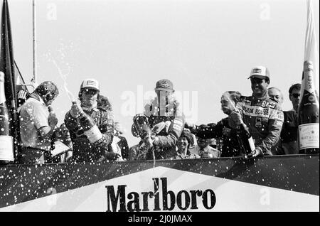 Niki Lauda, alla guida di una Marlboro-McLaren, vince il Gran Premio di Gran Bretagna a Brands Hatch. Lauda, campione del mondo nel 1975 e nel 1977, è salito al terzo posto nel campionato piloti, dietro Pironi e Watson. Didier Pironi è arrivato secondo a Brands e Patrick Tambay è terzo. Nella foto, vittoria per Niki Lauda (al centro). 18th luglio 1982. Foto Stock